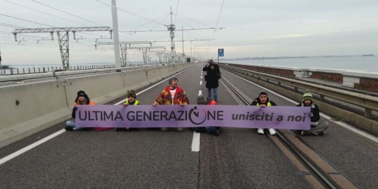 gruppo di attivisti blocca venezia
