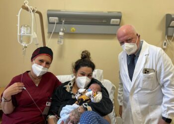 Partorisce in auto davanti ai 3 figli:”evviva è nato il fratellino”