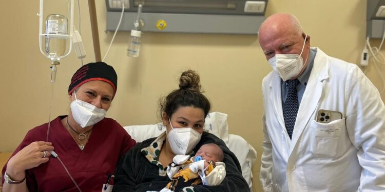 Partorisce in auto davanti ai 3 figli:”evviva è nato il fratellino”