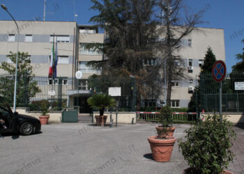 Trovato agonizzante e privo di sensi: ventottenne accoltellato dopo una lite in strada