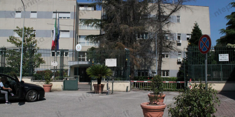 Trovato agonizzante e privo di sensi: ventottenne accoltellato dopo una lite in strada