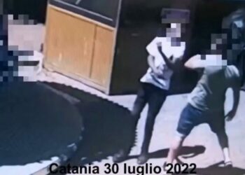 Riceve un schiaffo al volto e muore: arrestato 18enne