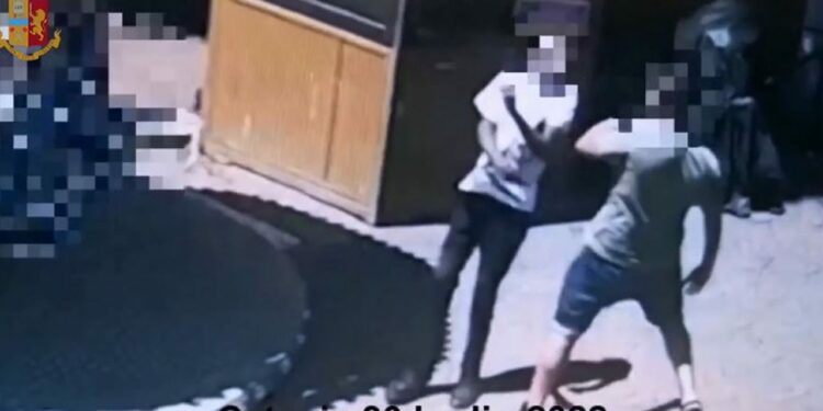 Riceve un schiaffo al volto e muore: arrestato 18enne