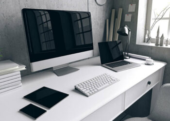 Aprono una grata ed entrano nella scuola: rubati 15 portatili