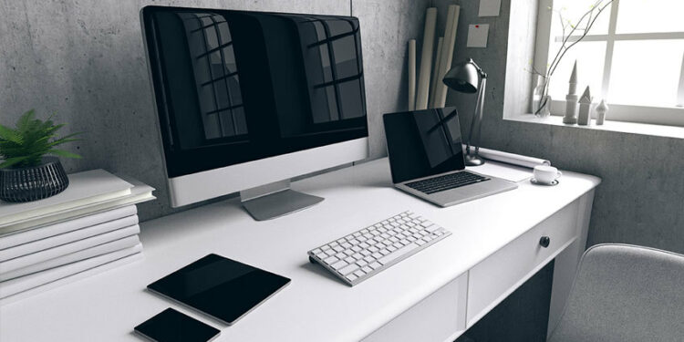 Aprono una grata ed entrano nella scuola: rubati 15 portatili