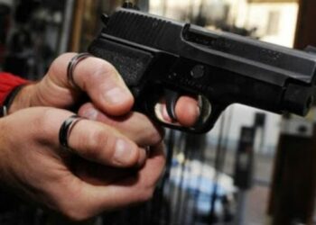 Durante una riunione di condominio estrae la pistola e spara: dramma a Roma