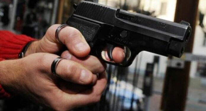 Durante una riunione di condominio estrae la pistola e spara: dramma a Roma