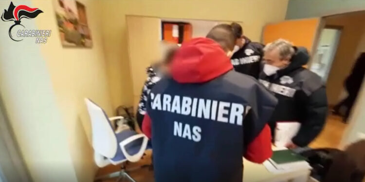 Blitz in ospedali e RSA: scoperti 165 medici e infermieri irregolari