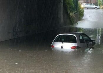 Tempeste e raffiche di vento: prorogata l’allerta meteo di colore arancione sulla Campania