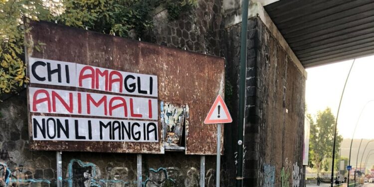 Compare un cartello a Fuorigrotta: “Chi ama gli animali non li mangia”