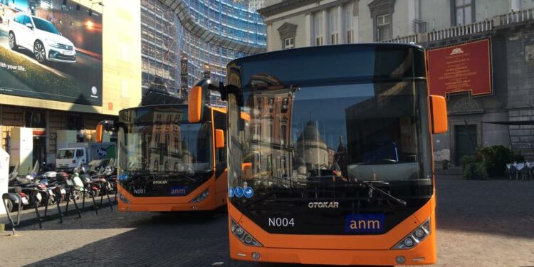 “Accompagnami fino a casa o ti faccio del male”, la pretesa di un bruto sopra un Autobus