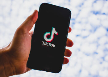 “Non ho amici”, l’annuncio triste su tik tok: riceve una valanga di inviti