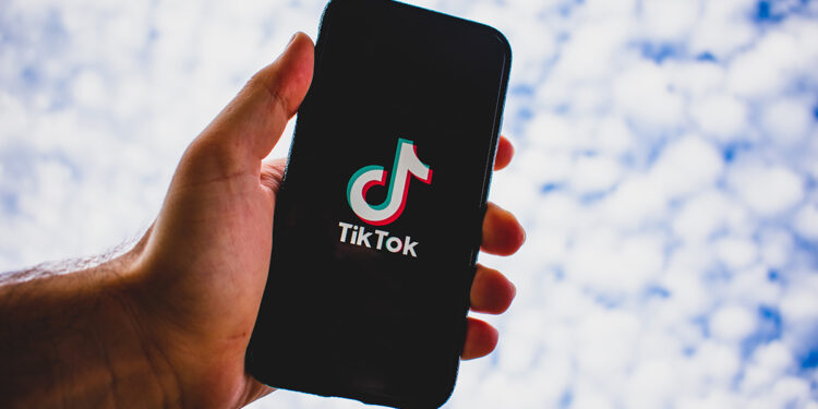 “Non ho amici”, l’annuncio triste su tik tok: riceve una valanga di inviti