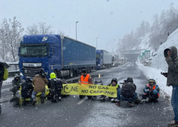 Gli Attivisti tornano all’attacco: bloccato tutto il traforo del Monte Bianco
