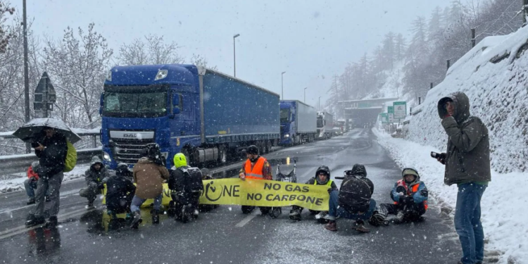 Gli Attivisti tornano all’attacco: bloccato tutto il traforo del Monte Bianco