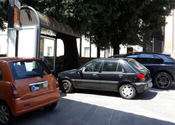 Sosta selvaggia non si ferma: auto anche sotto le pensiline del bus