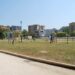 Si abbassa i pantaloni in un parco pubblico