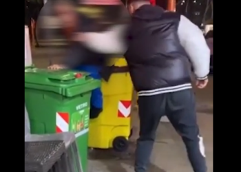 “Invitano” un uomo ad entrare in un cassonetto, poi lo rovesciano. Borrelli: “i bulli vanno fermati”