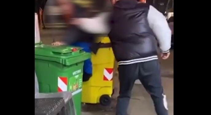“Invitano” un uomo ad entrare in un cassonetto, poi lo rovesciano. Borrelli: “i bulli vanno fermati”