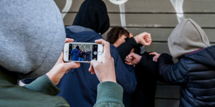 Tormentato dai bulli, 14enne salvato dai Carabinieri