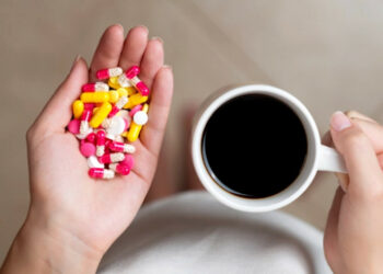 Avvelenava il caffè e lo offriva da settimane alla moglie