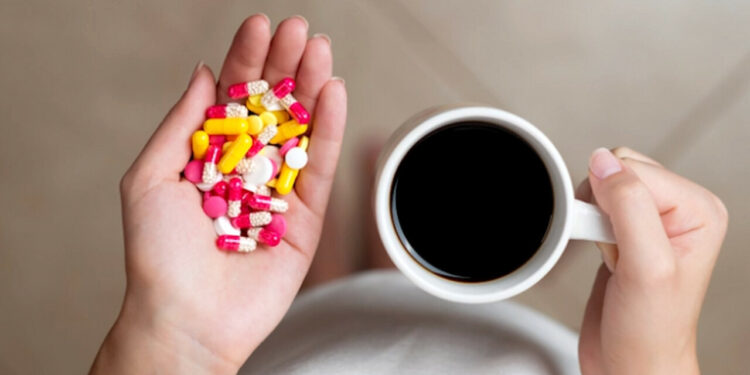 Avvelenava il caffè e lo offriva da settimane alla moglie