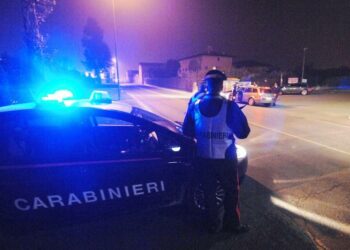 Si barrica in casa e tiene in ostaggio la moglie