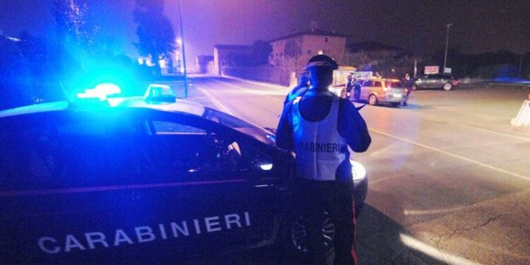 Si barrica in casa e tiene in ostaggio la moglie