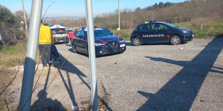 Uomo trovato morto in un fosso: forse investito da un’auto pirata