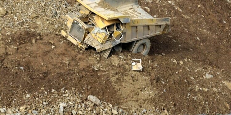 Sepolto da un cumulo di ghiaia: tragedia in un campo edilizio