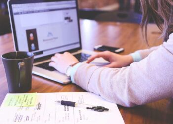 “Mia figlia è stata violentata”: madre denuncia lo stupro della figlia su Facebook