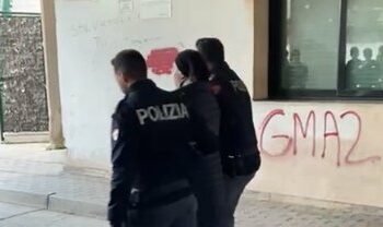 Si appostava fuori la scuola per rapire i bambini: la storia di una 42enne affetta da problemi psichici