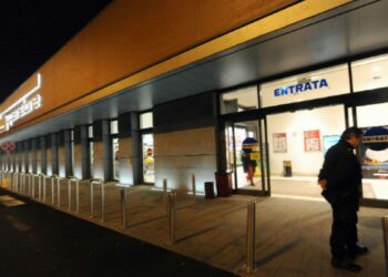 Fanno la spesa senza pagare, tre rapine all’Esselunga in poche ore