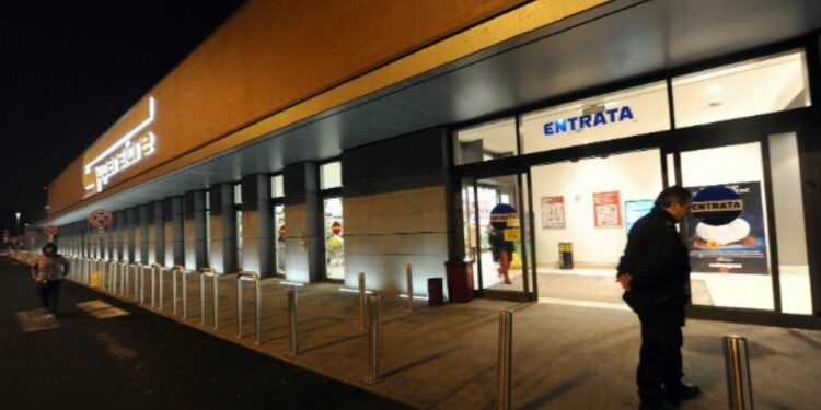 Fanno la spesa senza pagare, tre rapine all’Esselunga in poche ore