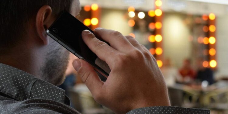 Perseguita l’ex chiamandola 500 volte in 15 giorni: arrestato un uomo