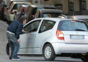 Viene minacciato dal parcheggiatore abusivo: “Pagami o ti taglio le gomme”