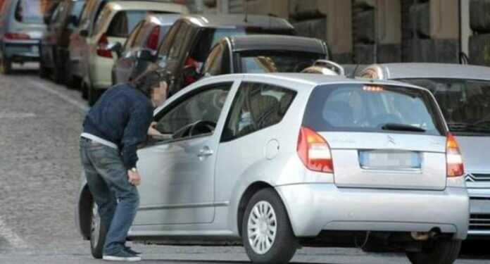 Viene minacciato dal parcheggiatore abusivo: “Pagami o ti taglio le gomme”