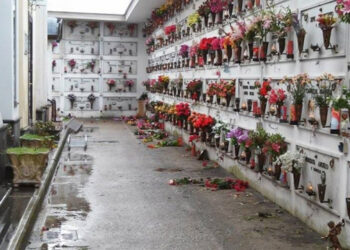 “Neanche nei cimiteri si può stare tranquilli”, ladri serrano l’ingresso e rubano 200 portavasi