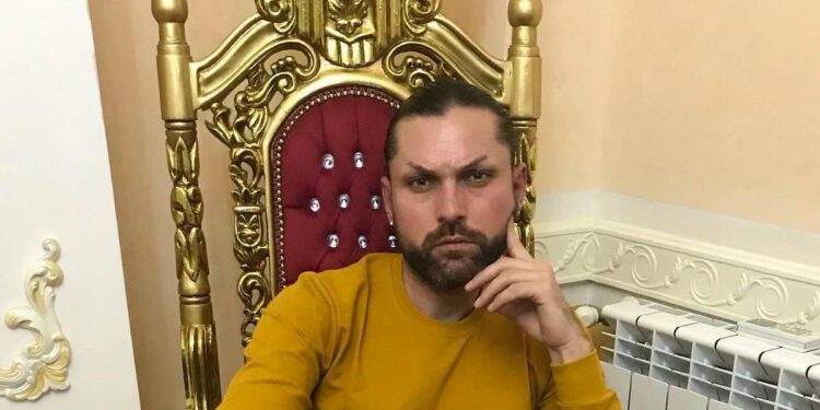 Estorceva denaro ai parcheggiatori abusivi: arrestato il neomelodico Genny Fenny