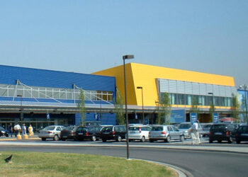 Panico al centro commerciale: assalitori colpiscono un portavalori