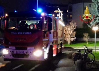 Incendio in un appartamento: donna muore tra le fiamme, 8 persone in ospedale