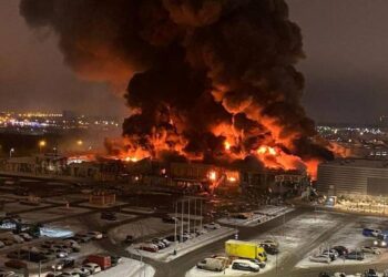Mosca, un incendio impressionante divampa in un grande centro commerciale