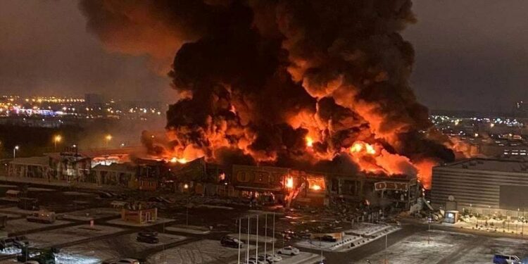 Mosca, un incendio impressionante divampa in un grande centro commerciale