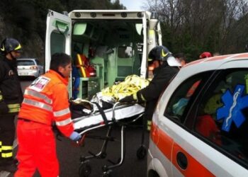 Corre a Zig-Zag per la strada e travolge un’altra macchina: gravissimo incidente