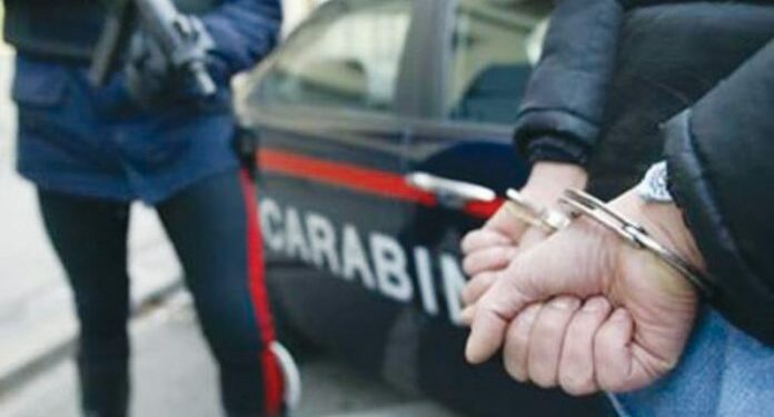 va contromano e viene arrestato