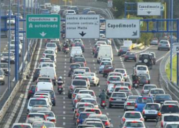 Bloccava le casse del resto ai caselli della Tangenziale per prendere le monete