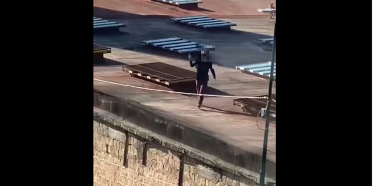 minaccia gli studenti della scuola