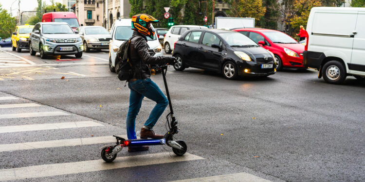 ragazzo cada dal monopattino e si ferisce