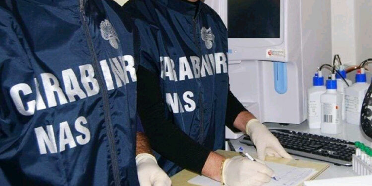 Controlli dei Nas a Napoli: 4 tonnellate di cibo sequestrate, tensioni con i commercianti