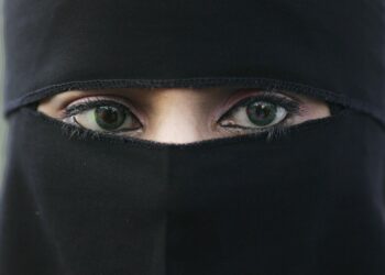 Picchiata ed insultata per strada perché indossava il velo